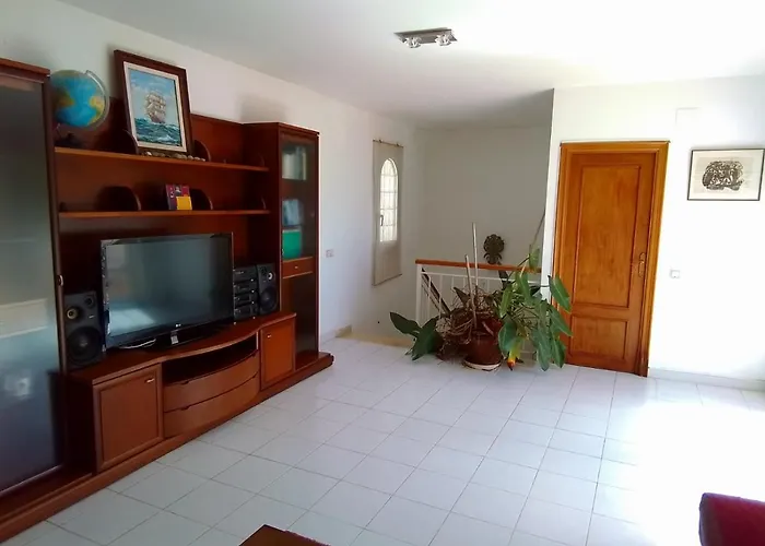 Max Villa *
