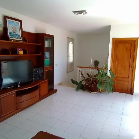 Max Villa *